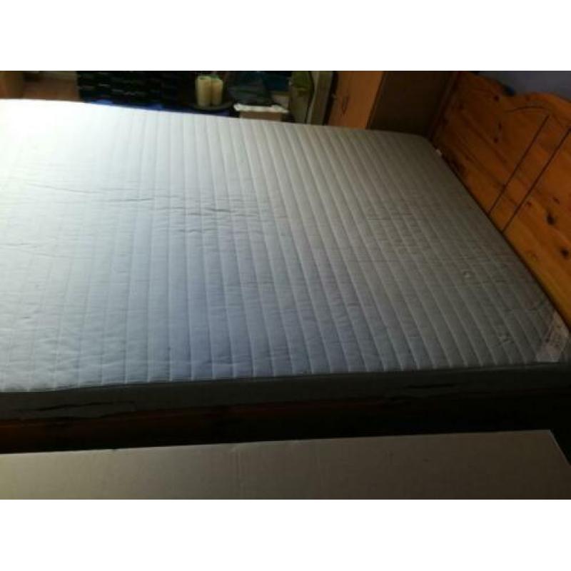 Bed 140 x 200 met bodems en matras