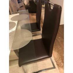 Eettafel met stoelen €200