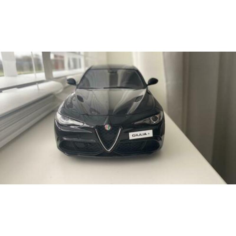 Alfa Romeo Giulia Quadrifoglio ottomobile zwart