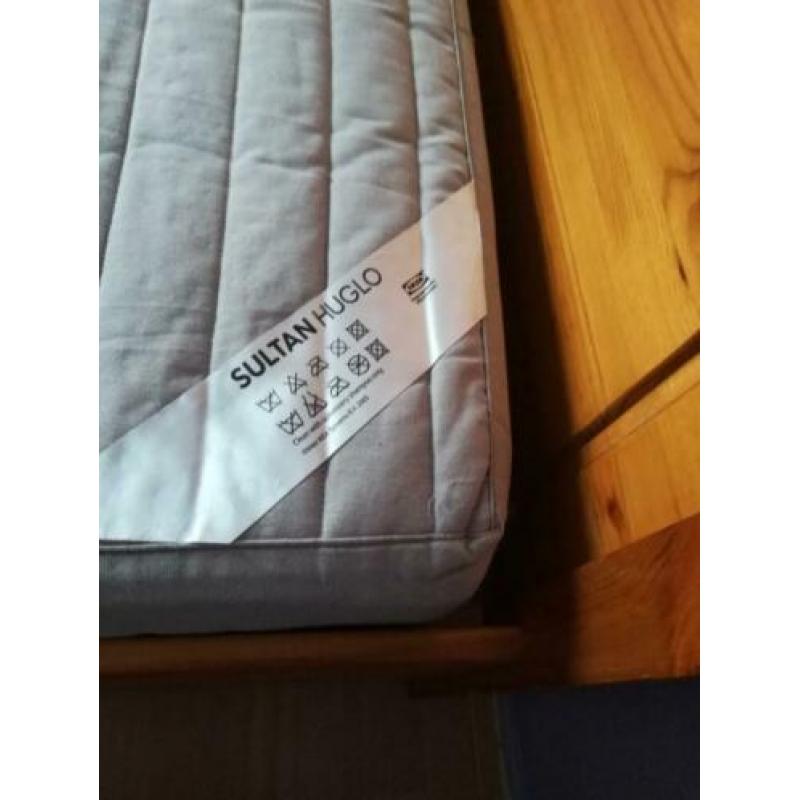 Bed 140 x 200 met bodems en matras