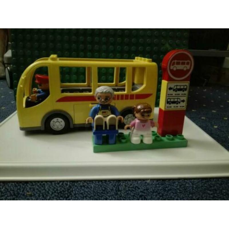 Bus duplo poppetjes bushalte