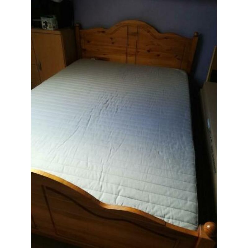 Bed 140 x 200 met bodems en matras