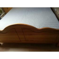 Bed 140 x 200 met bodems en matras