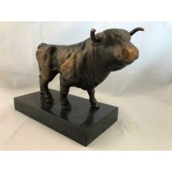 Sculptuur metalen bronskleurige grote stier-stier-beeld