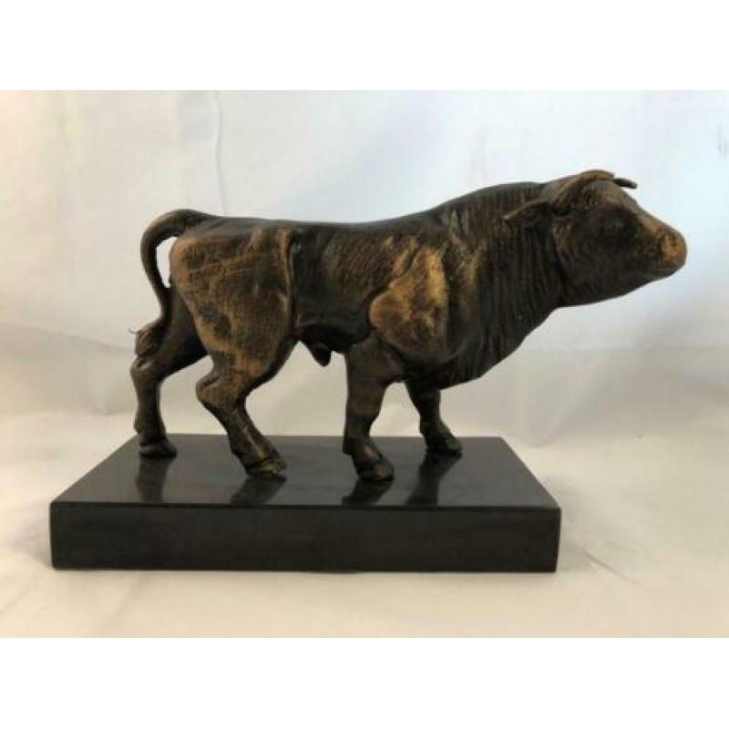 Sculptuur metalen bronskleurige grote stier-stier-beeld