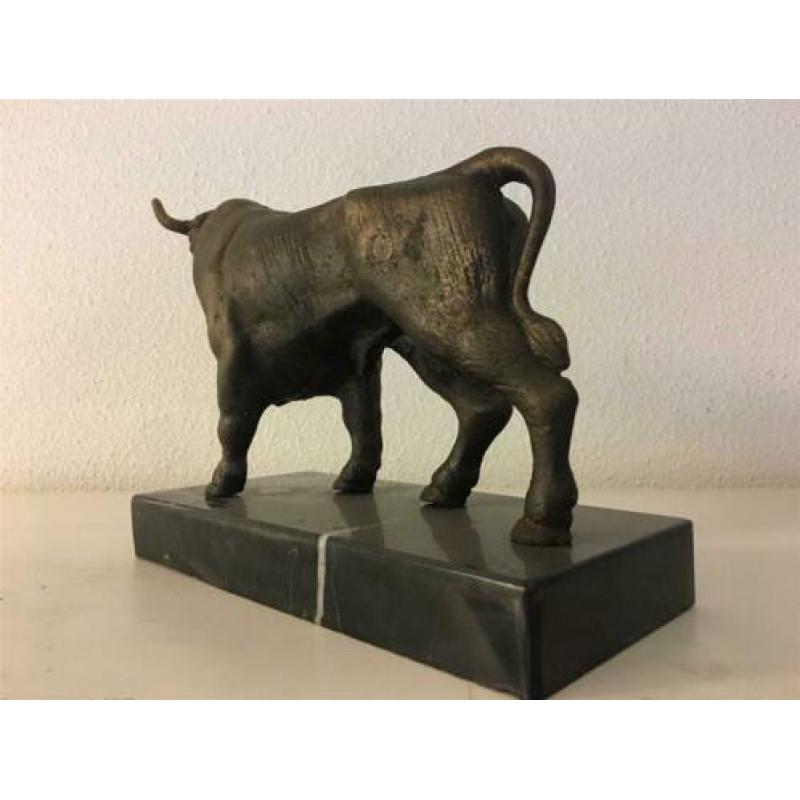 Sculptuur metalen bronskleurige grote stier-stier-beeld