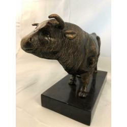 Sculptuur metalen bronskleurige grote stier-stier-beeld