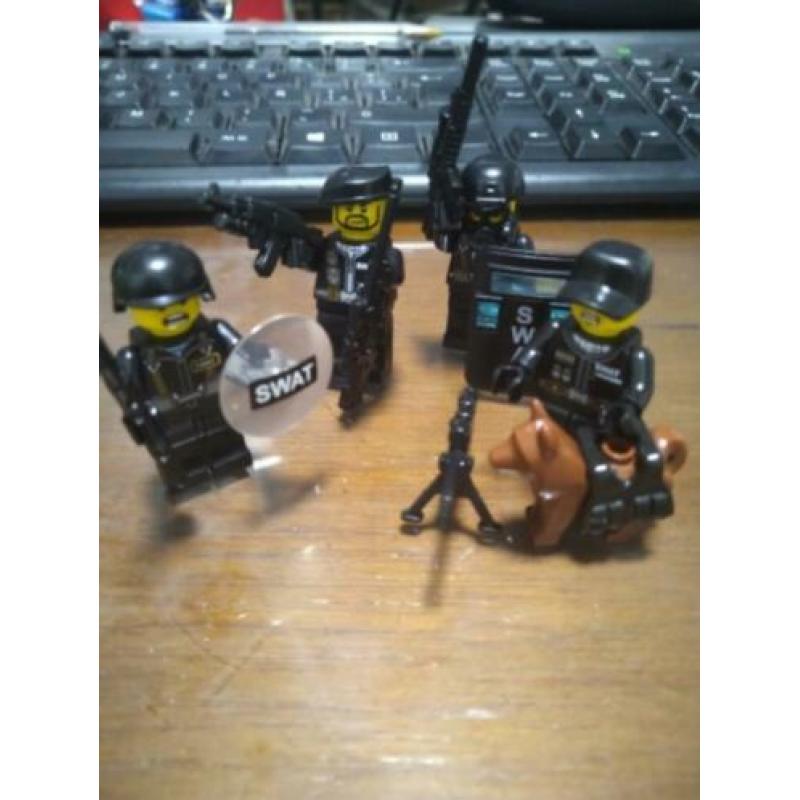 SWAT TEAM met 4 minifiguren met wapens en hond