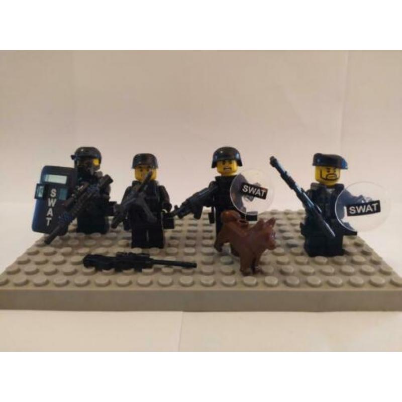 SWAT TEAM met 4 minifiguren met wapens en hond