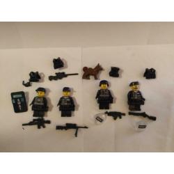 SWAT TEAM met 4 minifiguren met wapens en hond