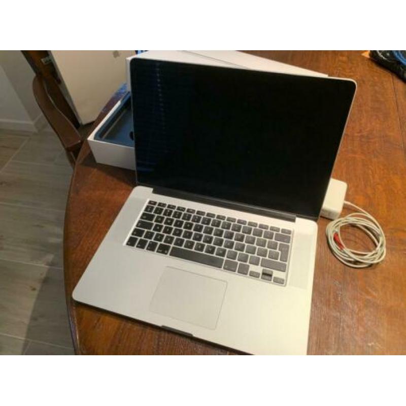 MacBook Pro 15" Retina (2.6 GHz, i7, 16, 512) accu uit 2018