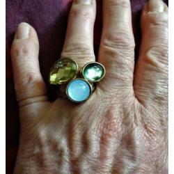 Ring met 3 glas steentjes melk-wit, blauw en groen