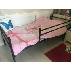 Twee losse bedden/stapelbed incl matrassen